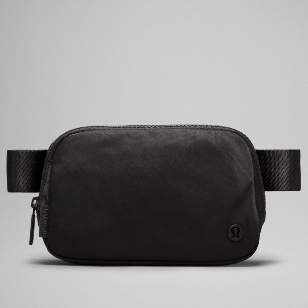 Lululemon 1 L Everywhere Belt Bag in Black